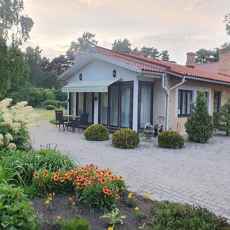 Villa Leonardo Ventspils Exteriör bild
