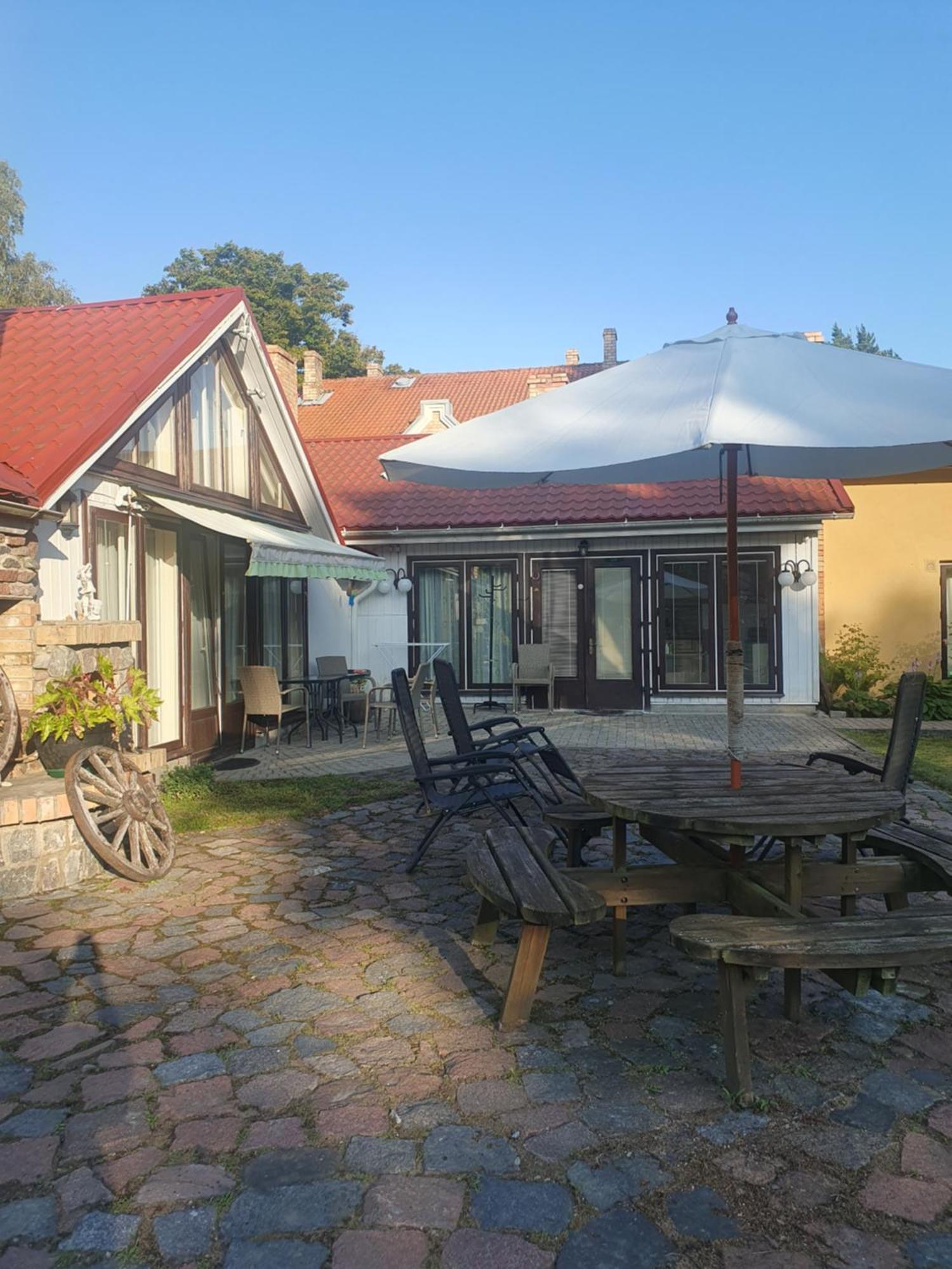 Villa Leonardo Ventspils Exteriör bild