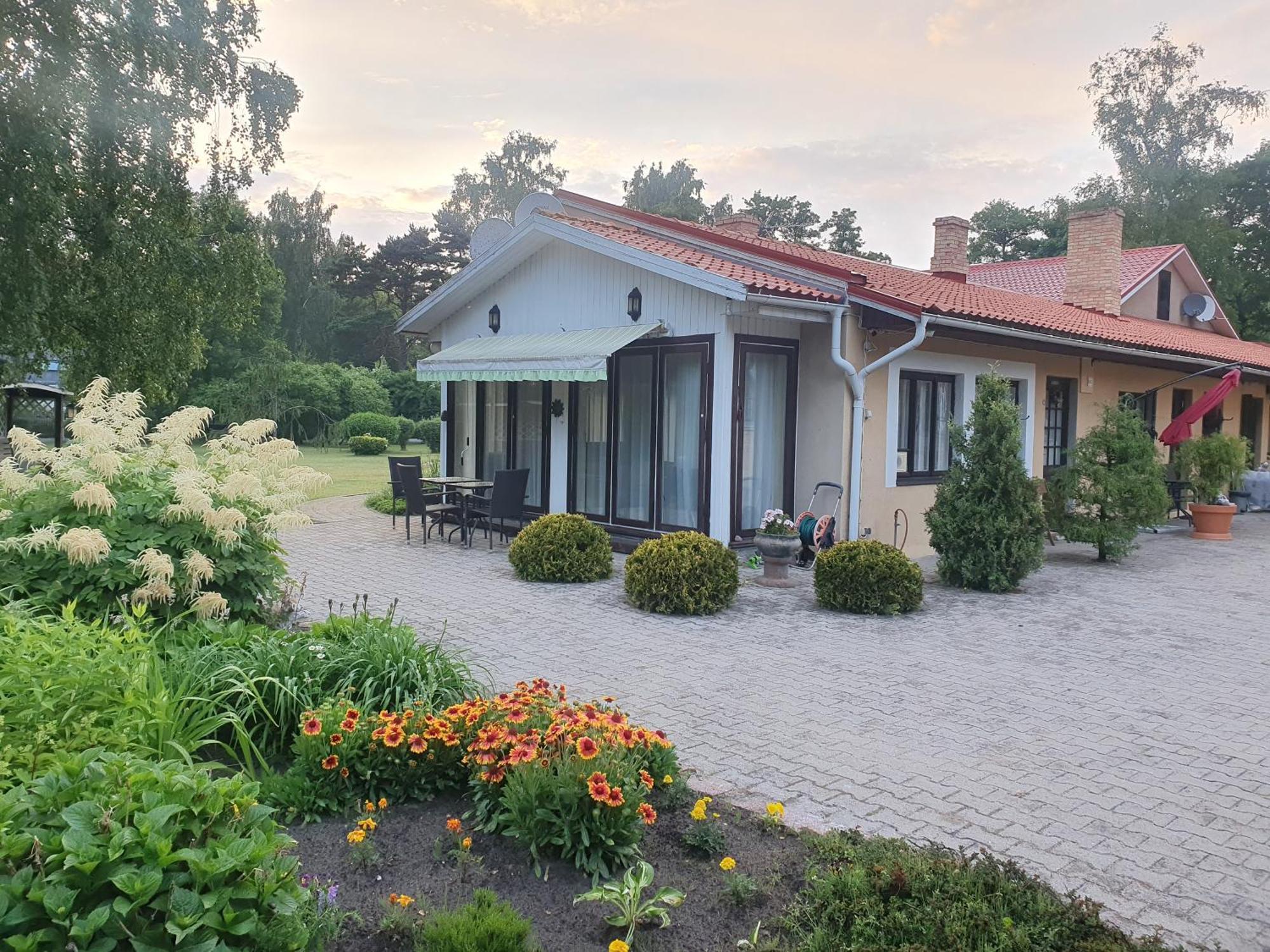 Villa Leonardo Ventspils Exteriör bild